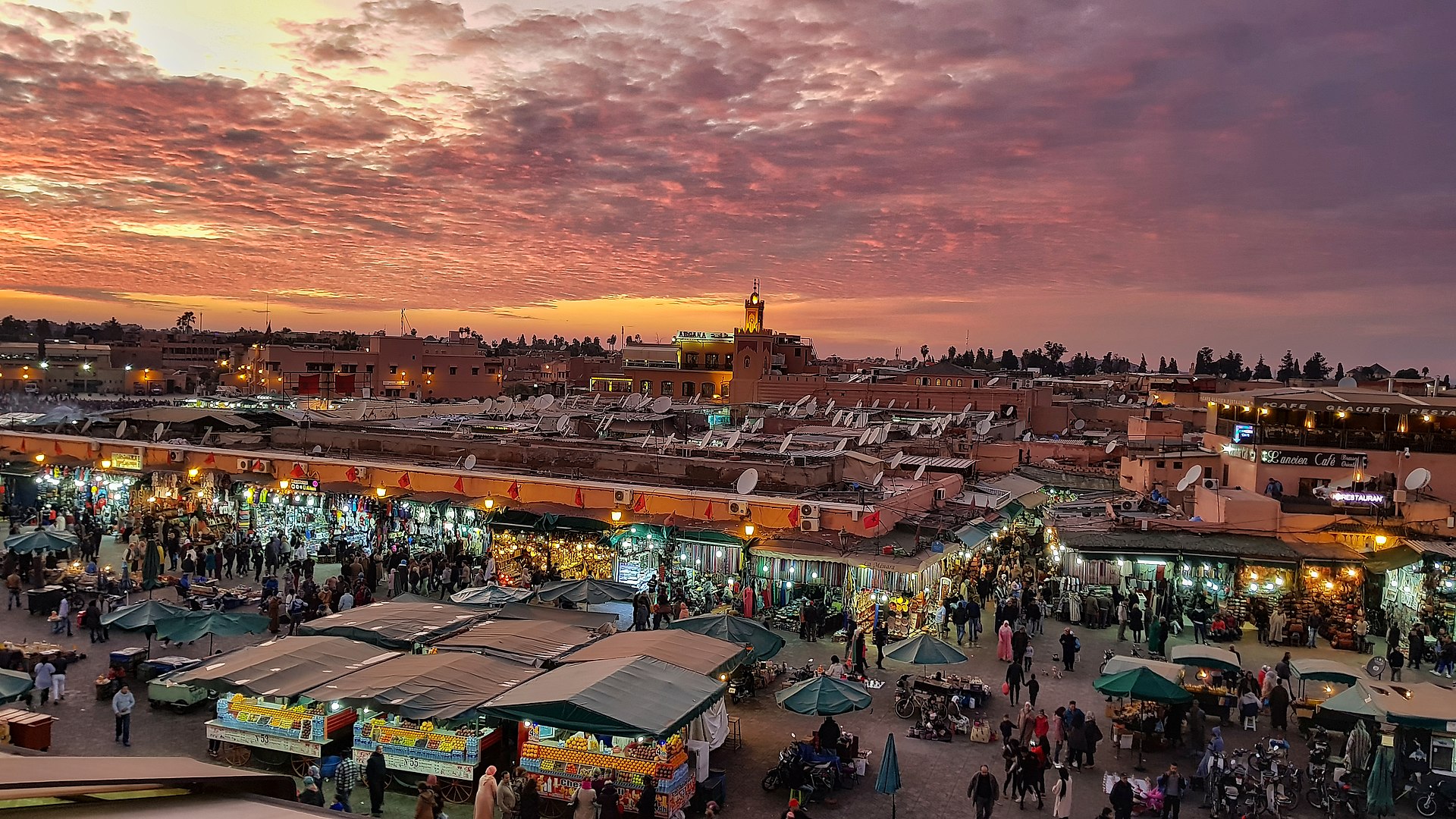 Ambiance féérique d'un coucher de soleil sur la place Jamaa El Fna