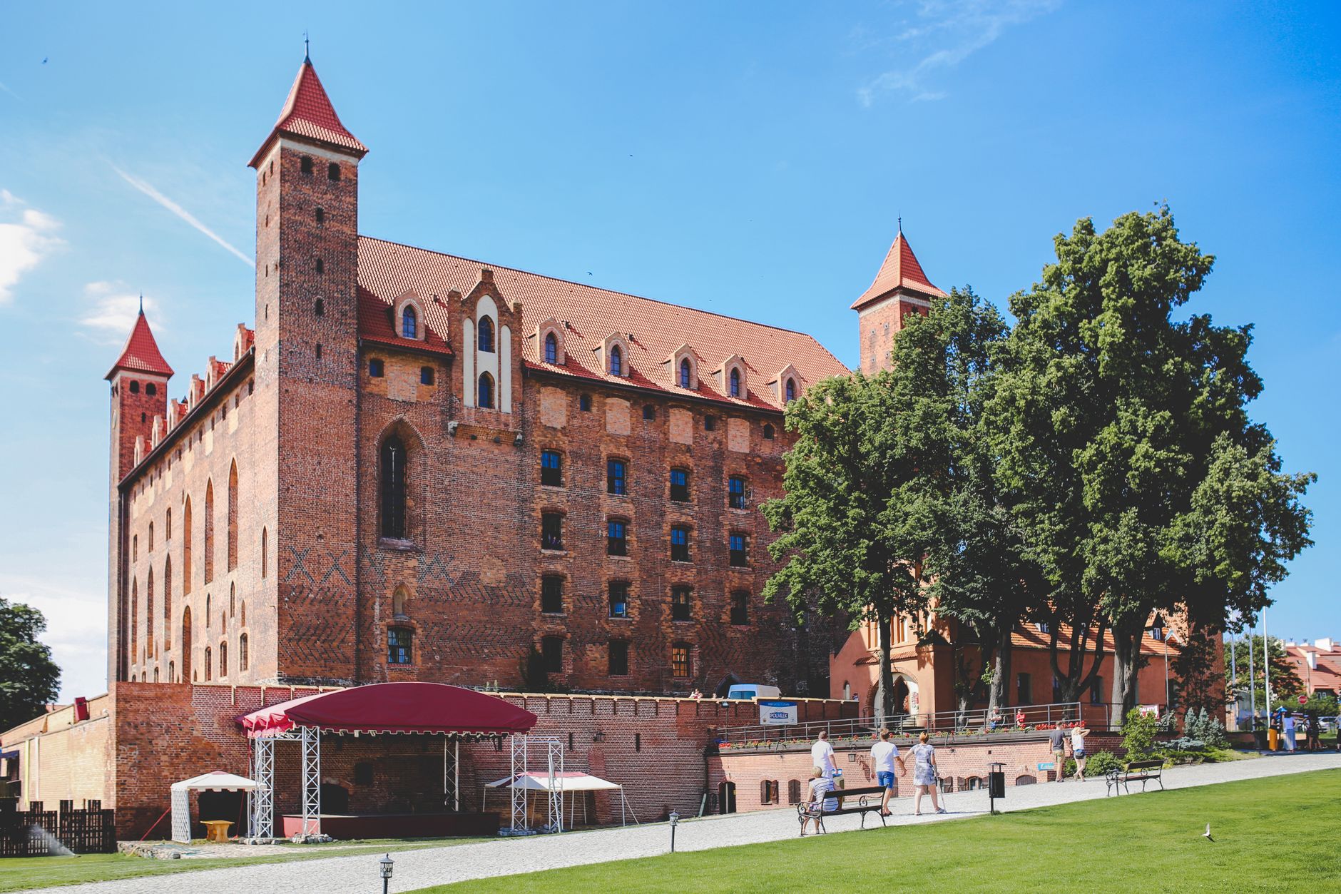 Explore the medieval Gniew Castle in Poland, a stunning architectural landmark on a sunny day.