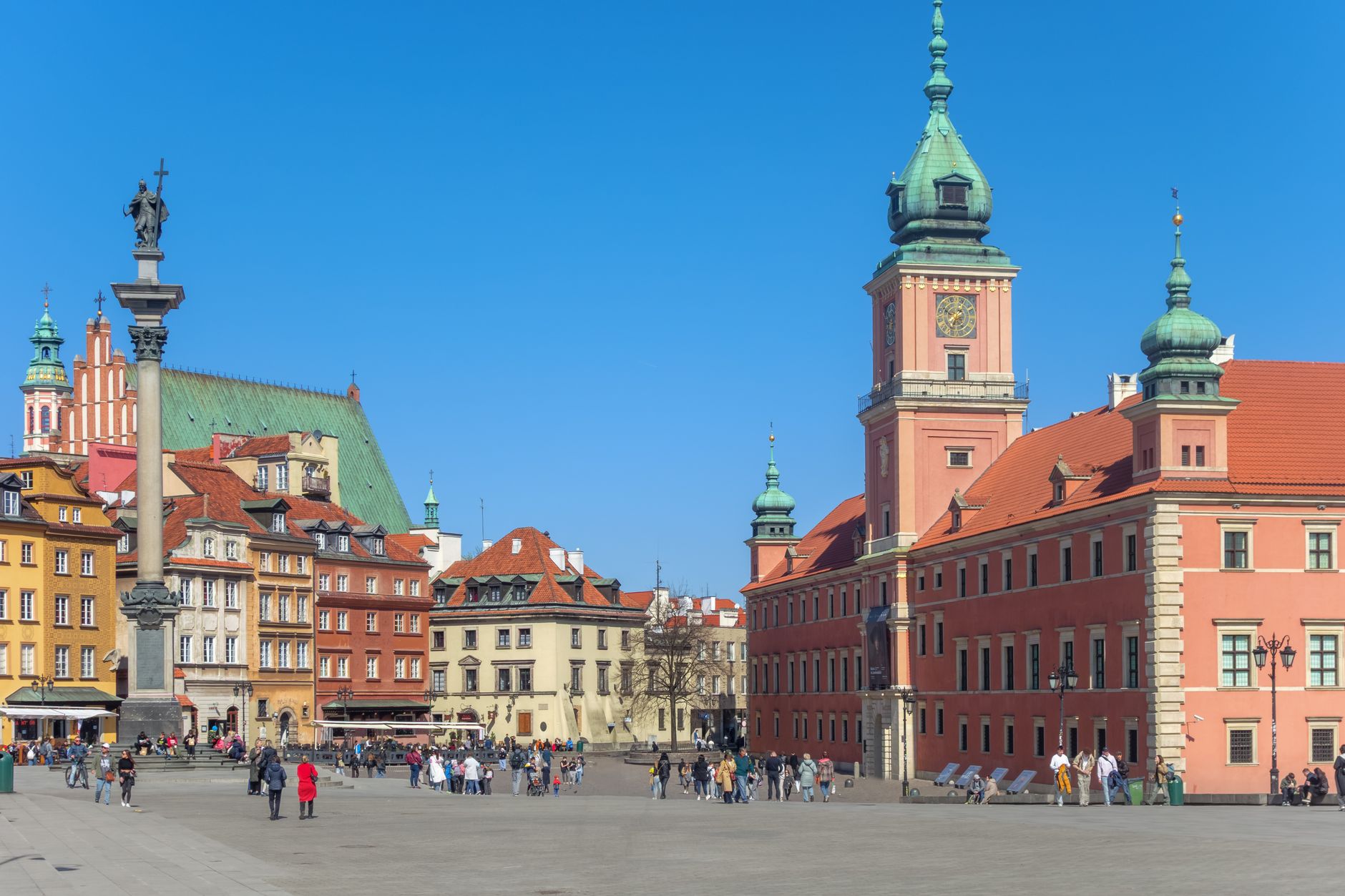 Beautiful view of Castle Square and Royal Castle in Warsaw on a sunny day.